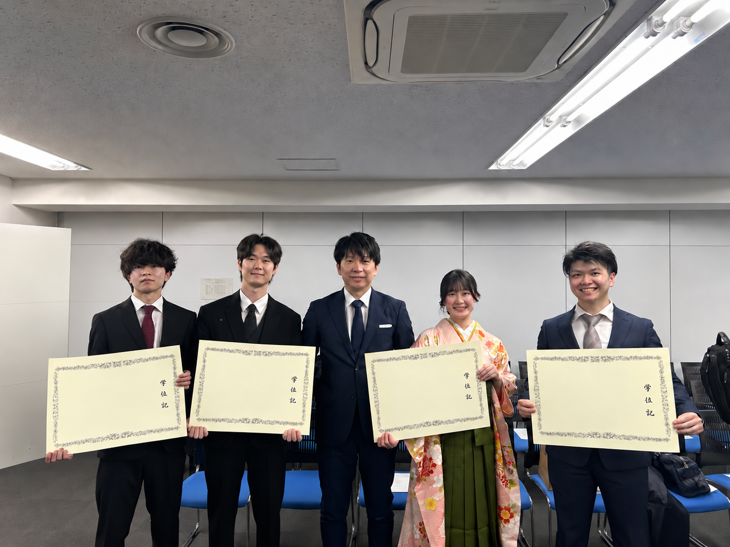 2026年3月26日の学位授与式での研究室メンバーの記念写真